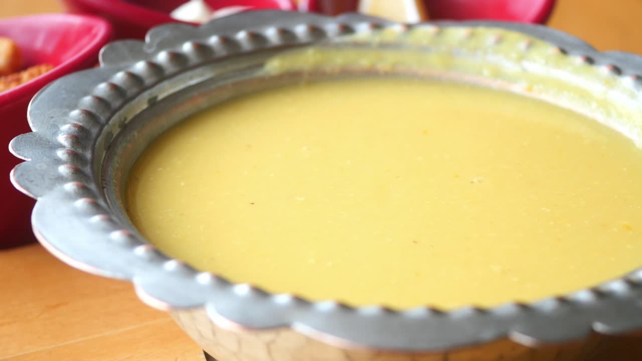 sopa de lentejas en un cuenco decorativo