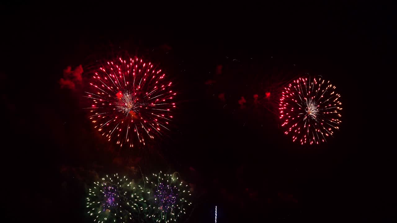 hermosa exhibición de trabajo de fuego colorido por la noche para la celebración en el festival