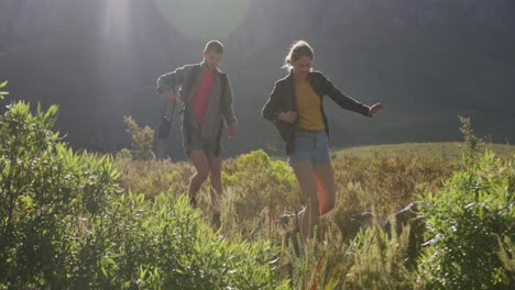 Pareja-Caucásica-Caminando-En-La-Naturaleza