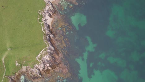 video de avión no tripulado de la playa de dogs bay cerca del pueblo de roundstone galway, irlanda