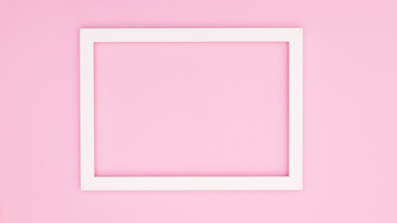 el maquillaje y las joyas aparecen dentro del marco de madera en el tema rosa. detenga el movimiento