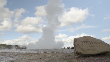 Erupción-Del-Géiser-Strokkur,-Turistas-Mirando,-Islandia