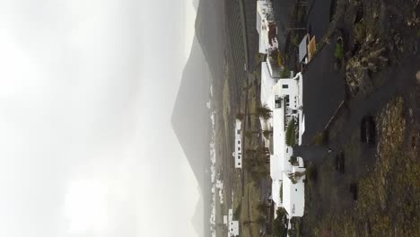 Vertikaler-Drohnenschuss-Auf-Der-Insel-Lanzarote