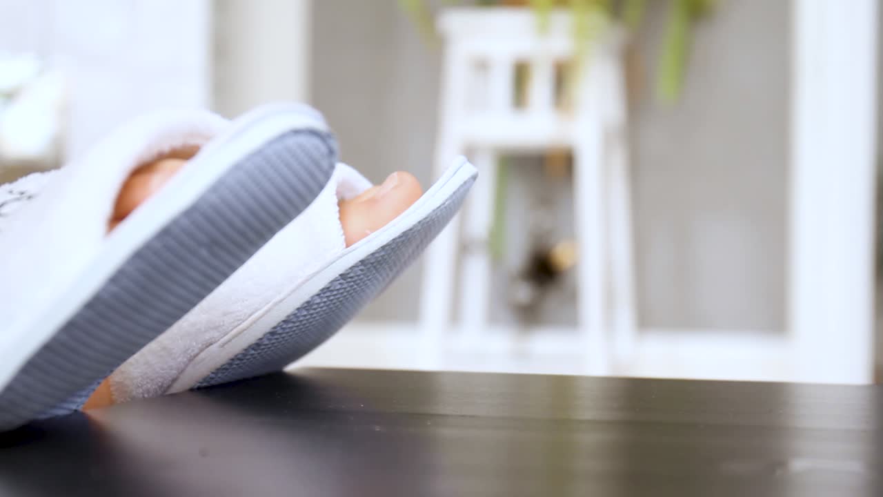 샌들을 신고 있는 여성의 발, 내부