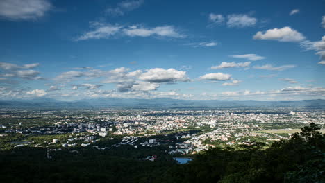 Wolken-Ziehen-Durch-Blauen-Himmel-über-Der-Stadt-Chiang-Mai-In-Bergiger-Landschaft,-Zeitraffer