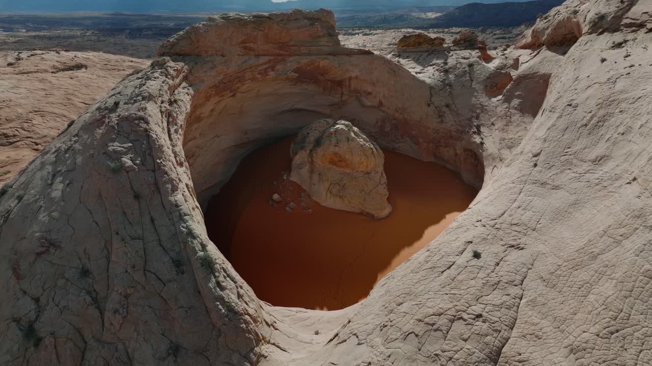 Drone di Cosmic Ashtray, conca circolare di arenaria riempita di sabbia arancione nel deserto dello Utah