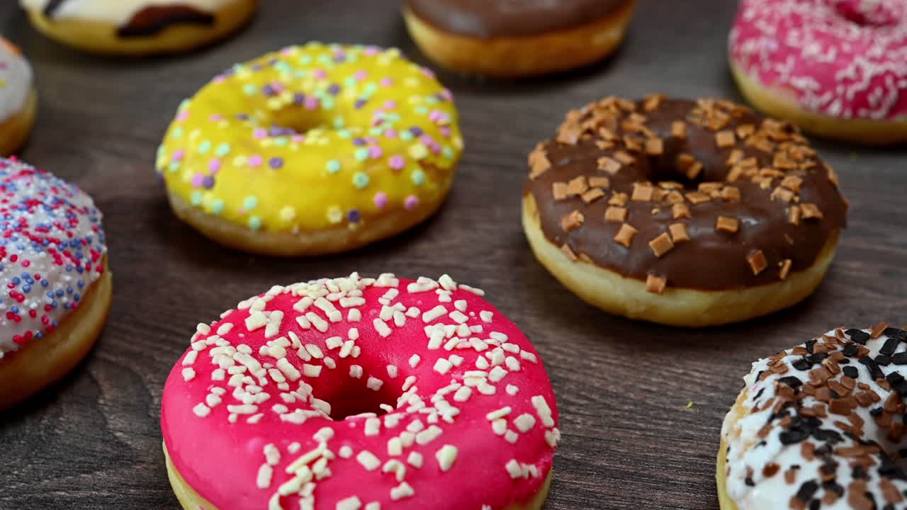 donut de colores de cerca