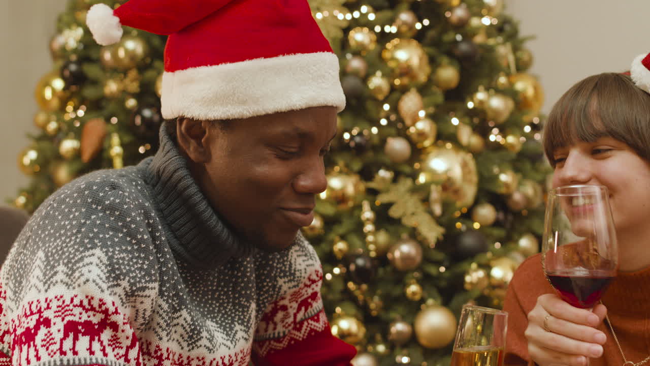 pareja disfrutando de la reunión navideña