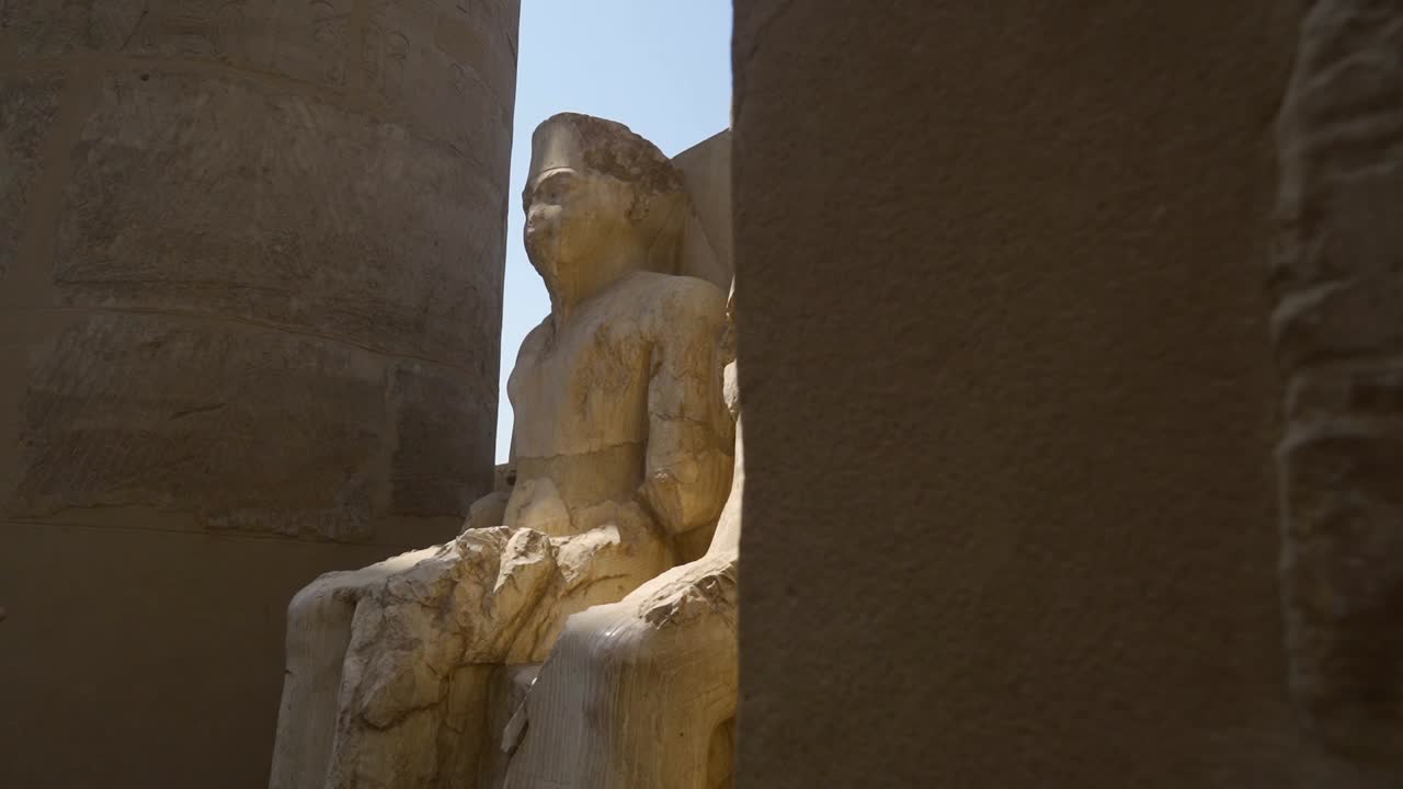 Muinaiset egyptiläiset patsaat Luxorin temppelissä