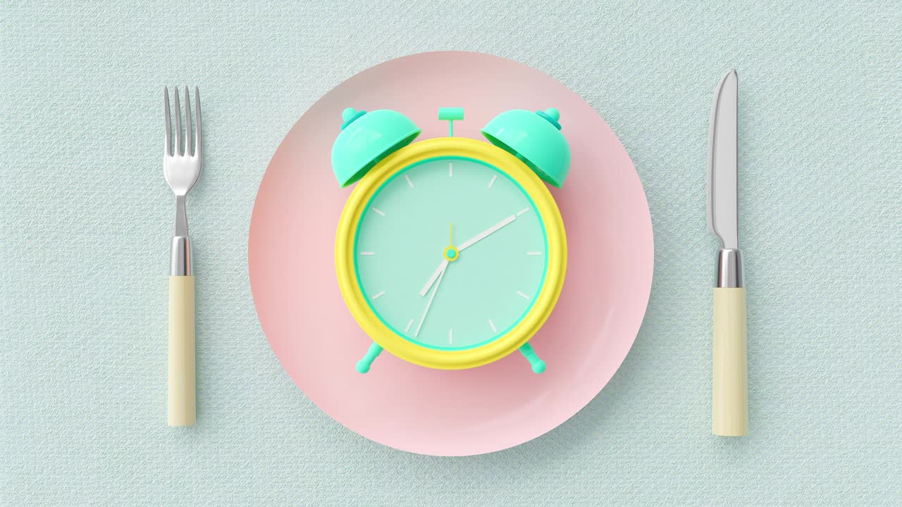 reloj de alarma velocidad rápida en la placa pastel rosa con tenedor y cuchillo