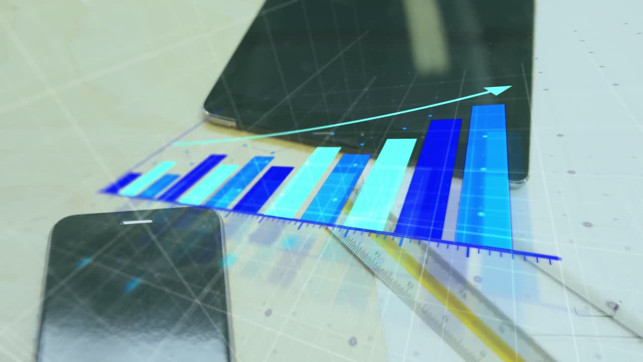 animación del procesamiento de datos estadísticos frente a un primer plano de equipos de oficina en una mesa.
