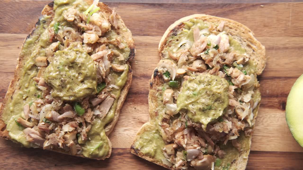 tostadas de atún con aguacate