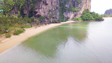 Eine-Aus-Der-Luft-Zurückziehbare-Drohnenaufnahme-Zeigt-Langsam-Den-Strand-Und-Die-Felsen-In-Krabi-Im-Süden-Thailands