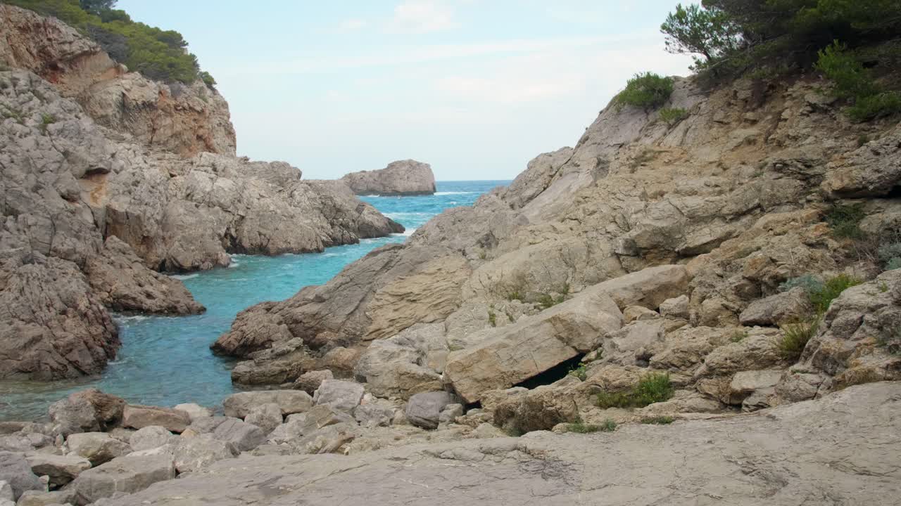 Sentiero roccioso che conduce a un'alta costa sul mare, Spagna.