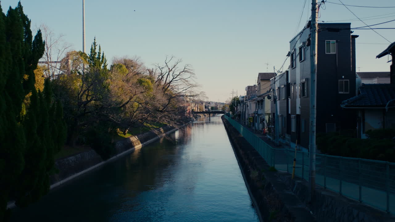 Fiume di Kyoto con acqua che scorre placida e un'atmosfera tradizionale della città giapponese.