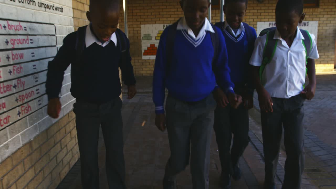 타운십 학교의 놀이터에서 달리는 학교 소년들 4k