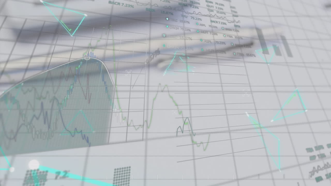 animación de gráficos y números cambiantes con tablas de negociación, calculadora, bolígrafo en el bloc de notas