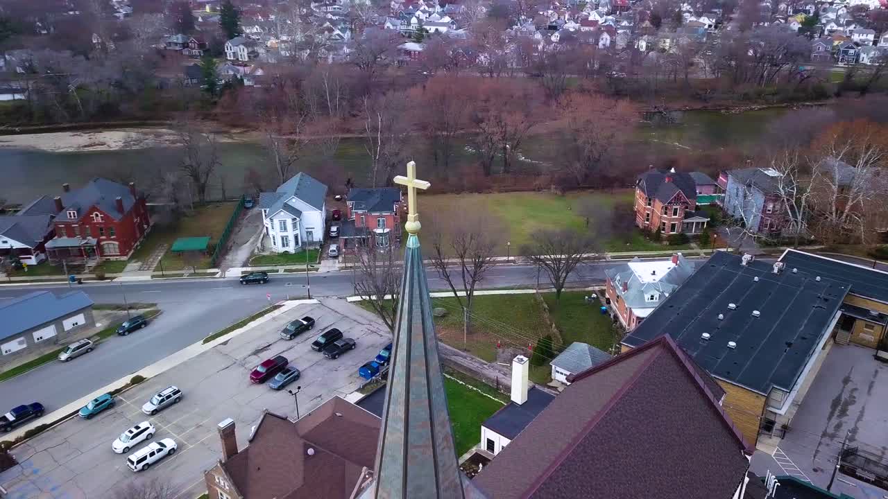 에어리얼 뷰 (aerial view) 로건스포트 교회 (logansport church) 를 둘러싸고 인디애나 (indiana) 의 작은 마을 커뮤니티를 내려다보는 십자가