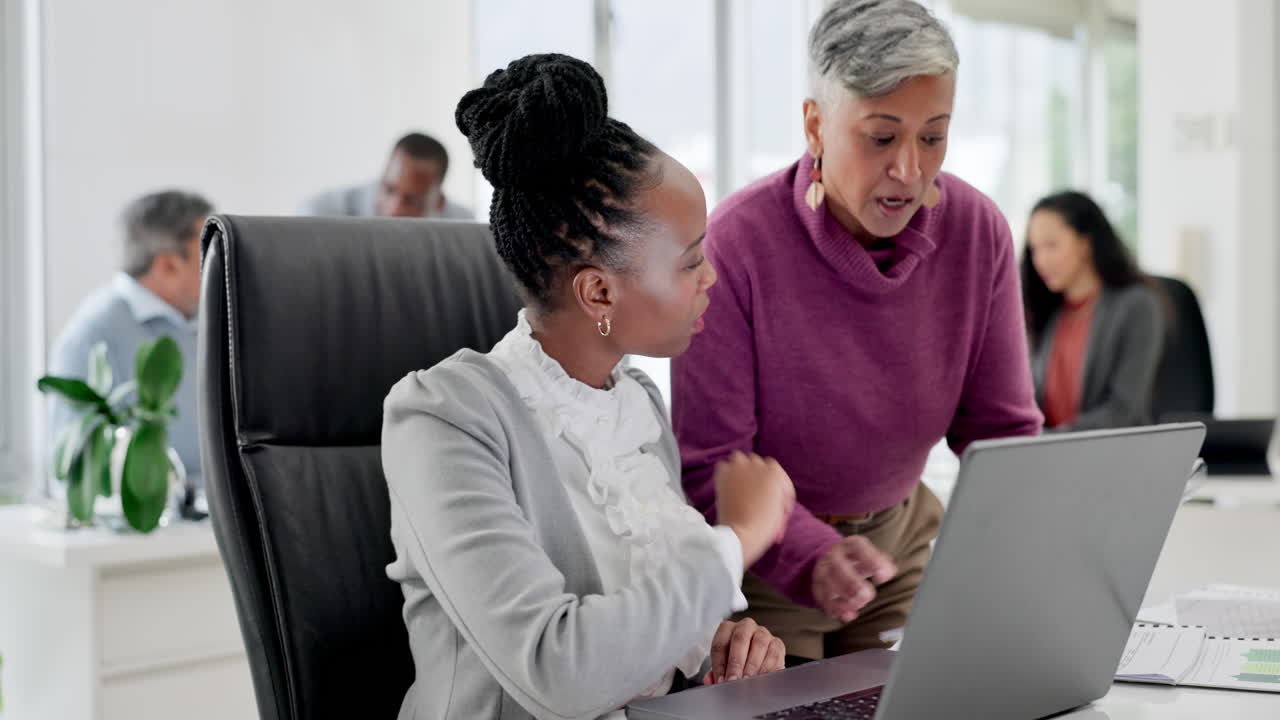 Laptop, coaching en mentor met zakenmensen