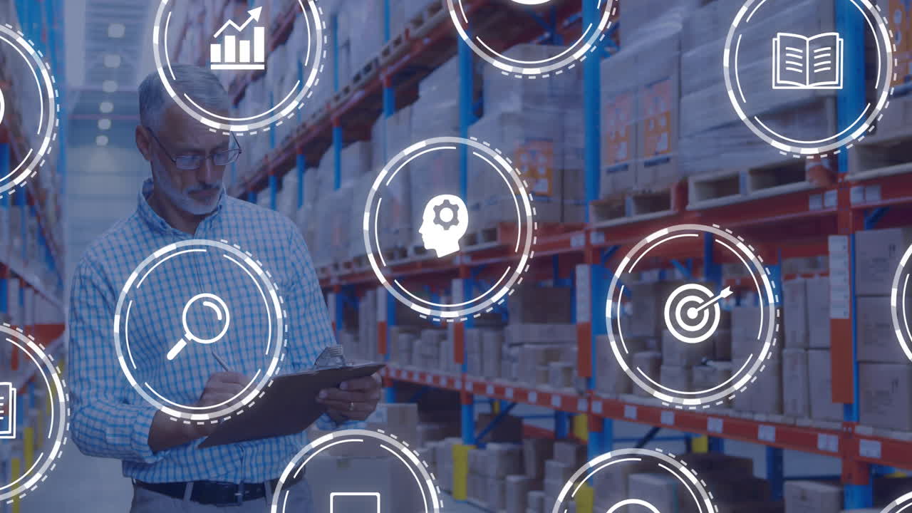 animación de iconos y procesamiento de datos digitales sobre el hombre caucásico que trabaja en el almacén