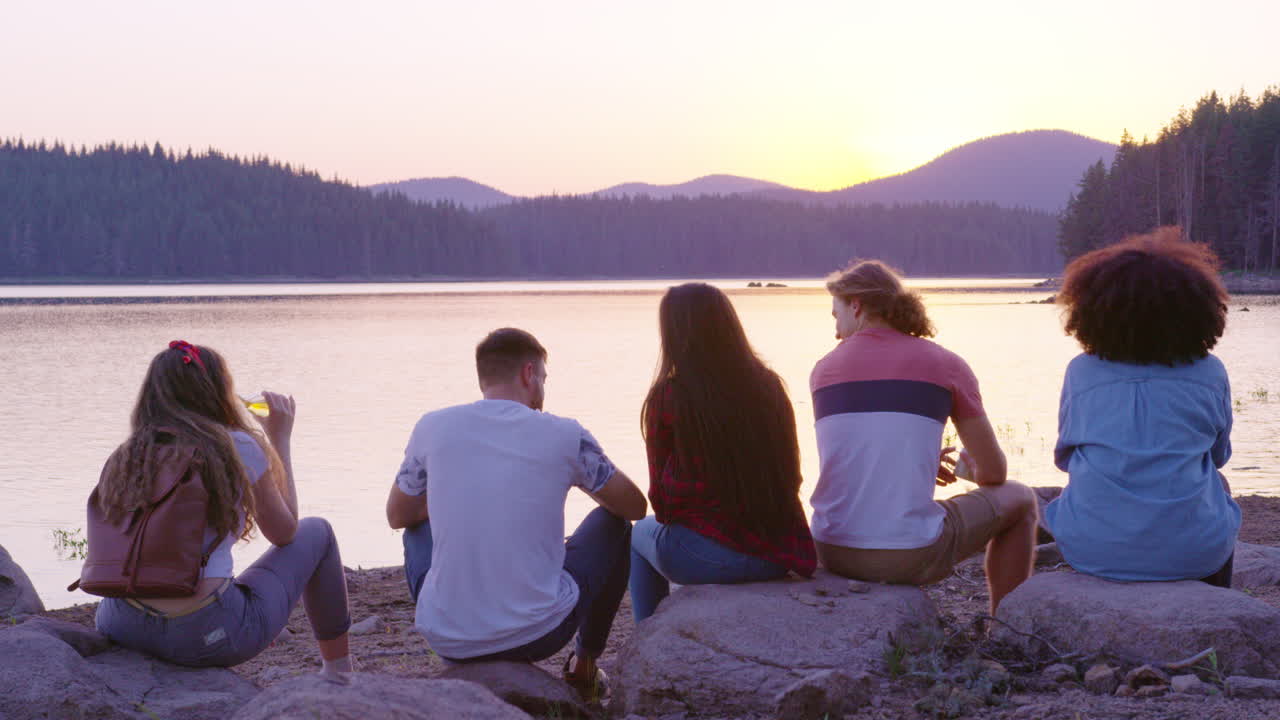 호수 에서 해가 지는 것을 즐기는 친구들