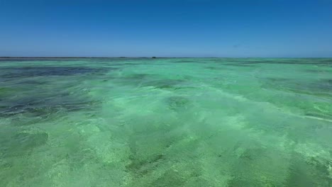 POV-Segel-Auf-Kristallklarem,-Türkisfarbenem-Karibischen-Meer,-Wassertextur-Konzept