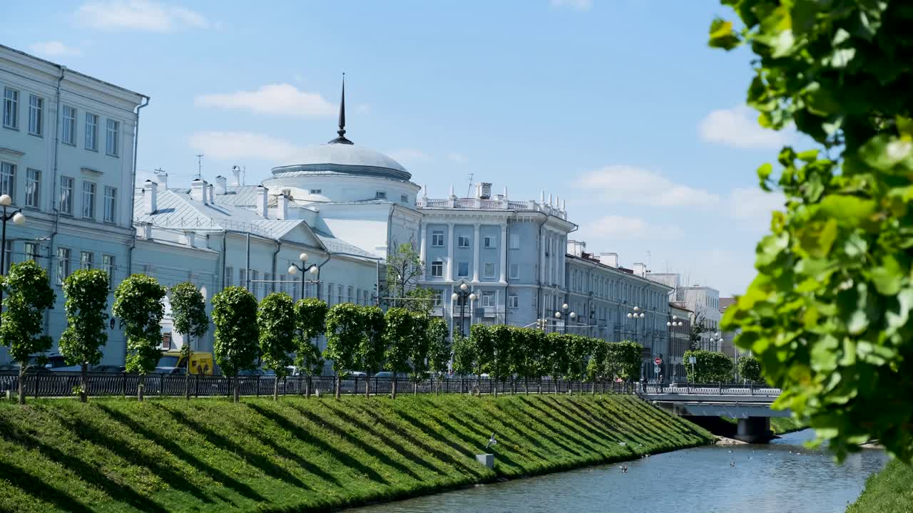escena callejera de la ciudad europea con canal y árboles