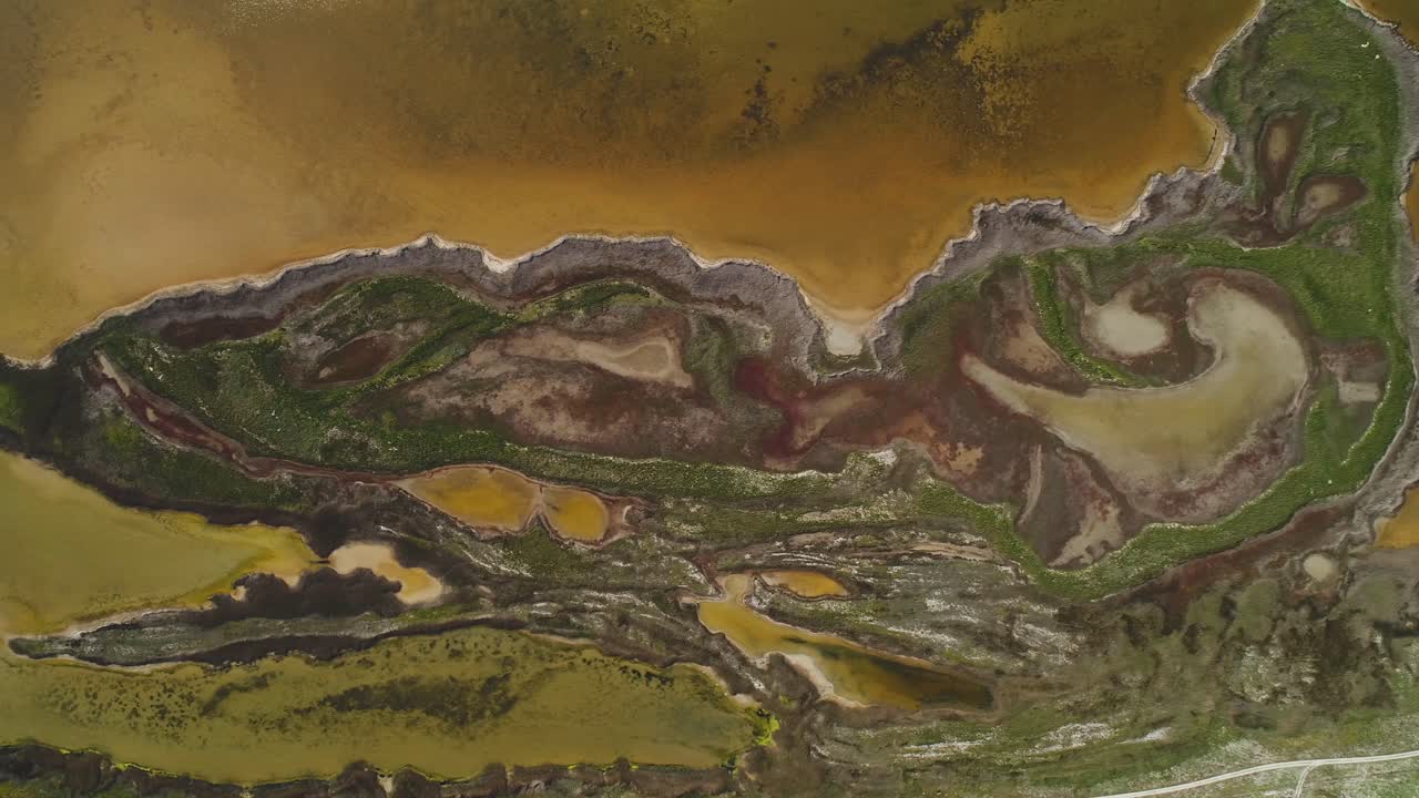 소금 평야 와 습지 의 공중 사진