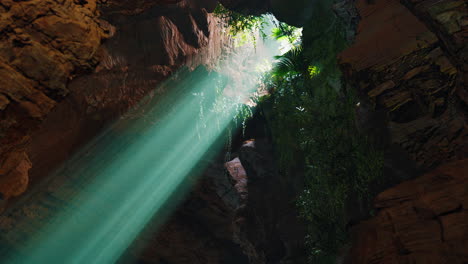 la luz del sol brillando a través de la entrada de una cueva