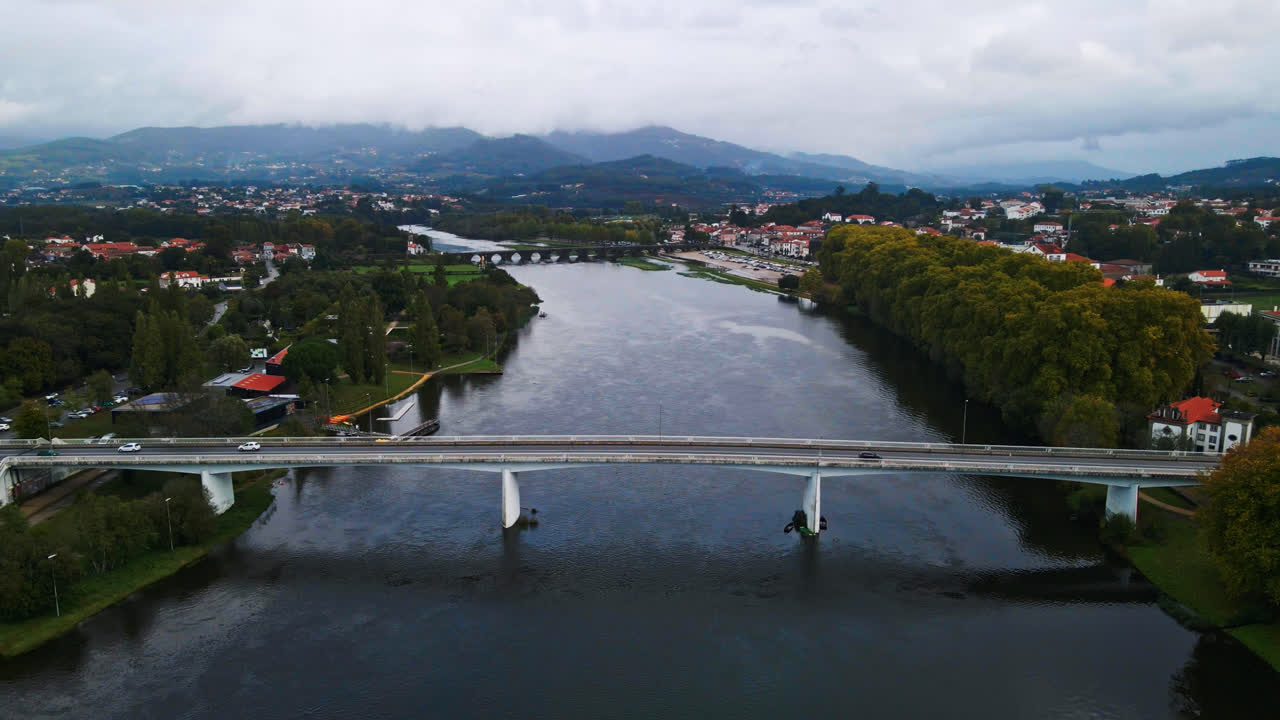 impresionantes imágenes aéreas en 4k de un puente de transporte filmado en el pueblo de ponte de lima, portugal