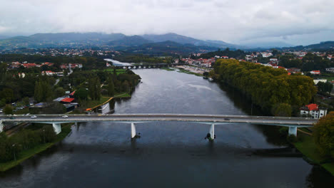 Impresionantes-Imágenes-Aéreas-De-Drones-4k-De-Un-Puente-De-Transporte-Filmadas-En-El-Pueblo-De-Ponte-De-Lima,-Portugal