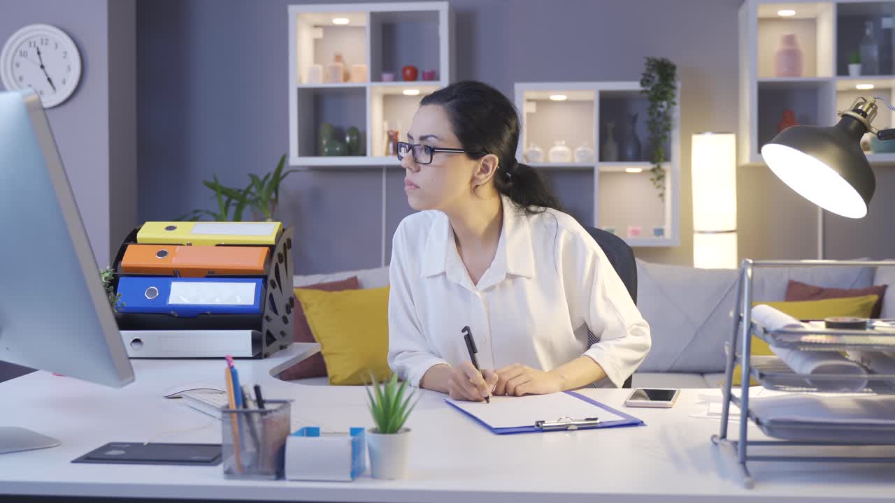 Mulher de negócios atarefada trabalhando em seu home office.