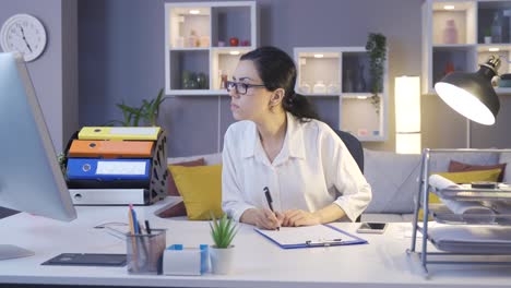 mujer de negocios ocupada trabajando en su oficina en casa.