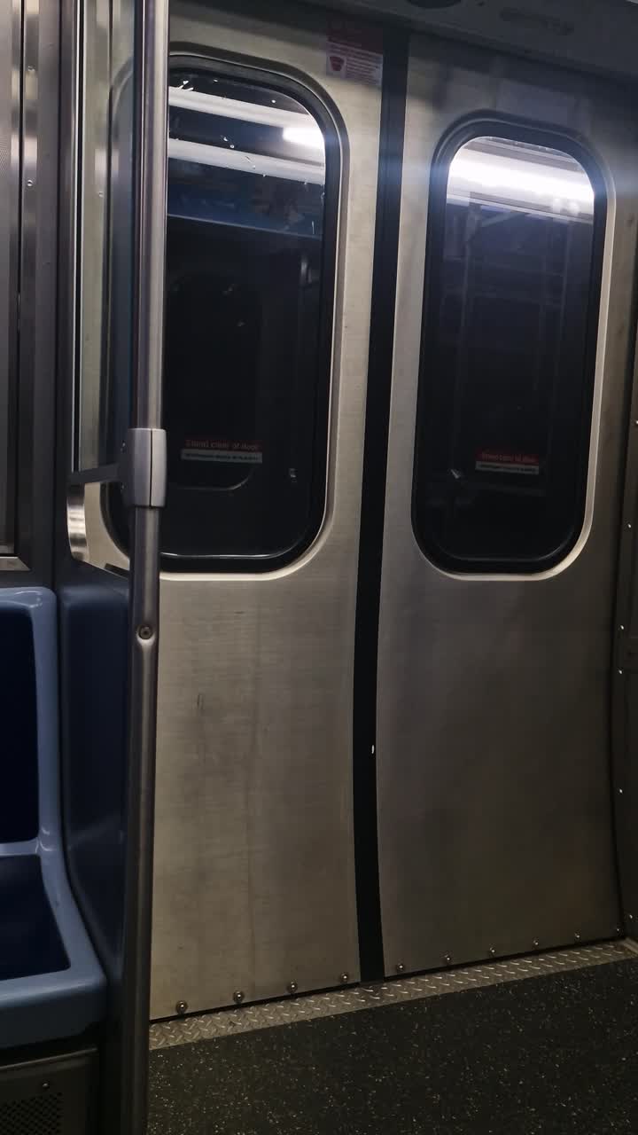 Verticale, porta del treno della metro che si muove nella ferrovia sotterranea, punto di vista del passeggero