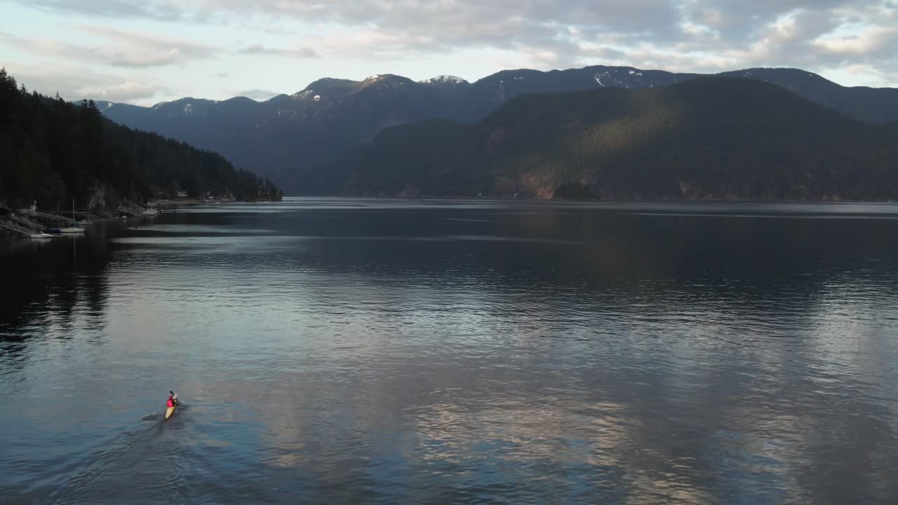 vista aérea de una persona remando en kayak en un lago en el norte de vancouver, columbia británica