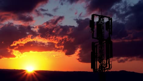 la parte superior de la torre de telecomunicaciones contra la puesta de sol escénica.
