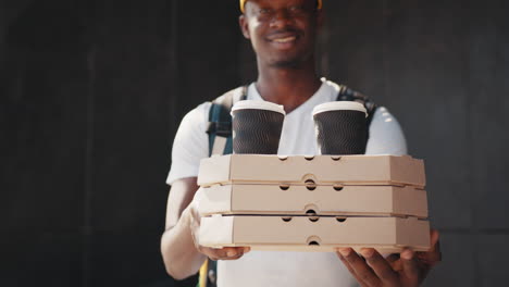 entrega de pizza y café