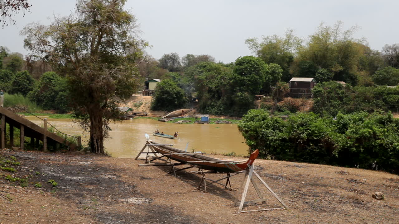 construcción de barcos en un pueblo flotante en camboya