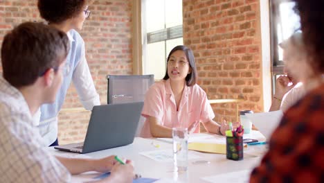 Diverse-male-and-female-colleagues-in-discussion-in-casual-meeting,-slow-motion