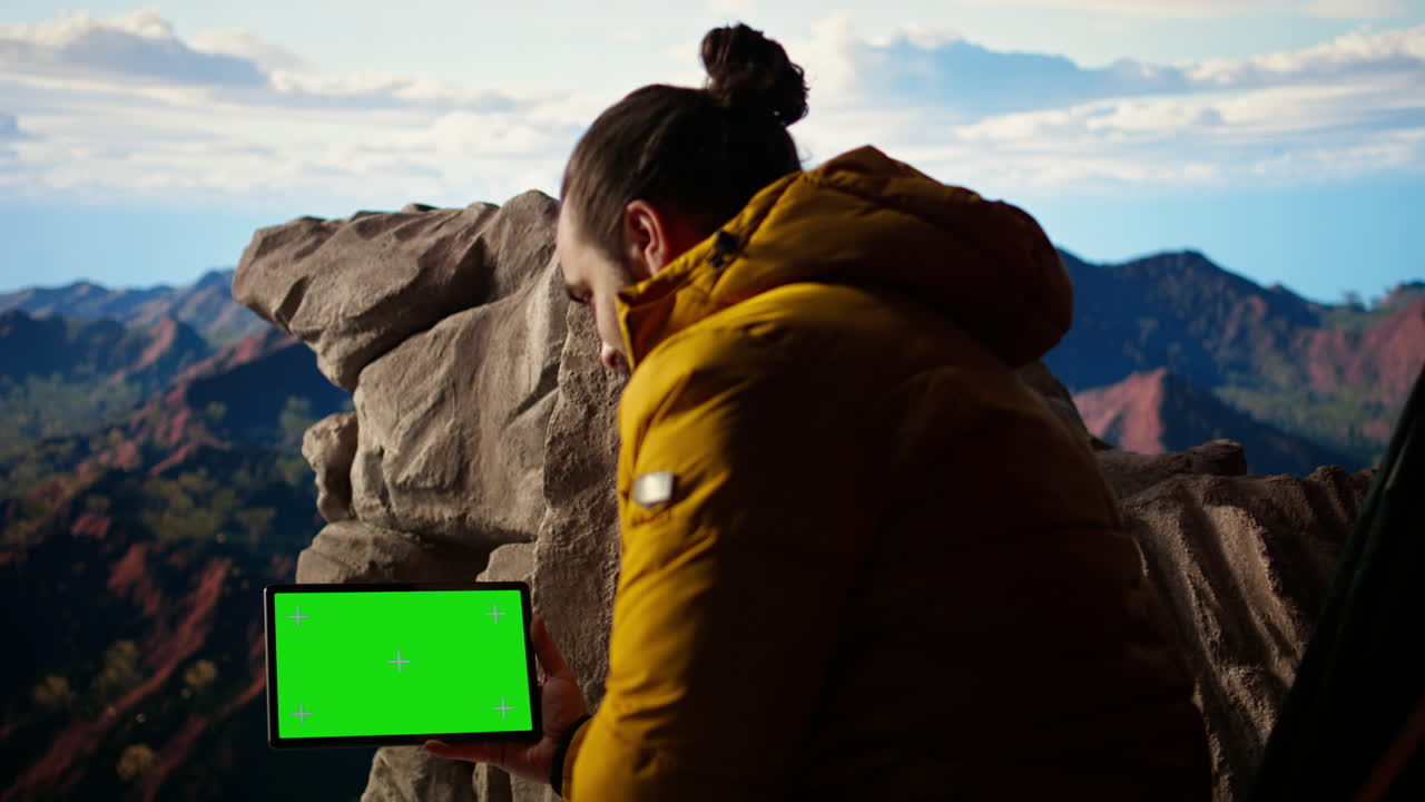 모험 탐구자는 고립된 크로마 키 의 산꼭대기에 서 있습니다.