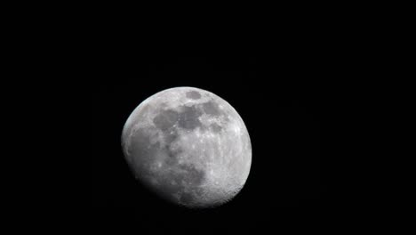 Luna-Gibosa-Creciente-Aislada-En-El-Fondo-Del-Cielo-Nocturno-Negro