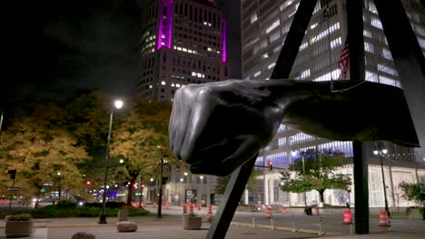 Fauststatue-Von-Joe-Louis-In-Detroit,-Michigan-Mit-Kardanischem-Video-In-Zeitlupe