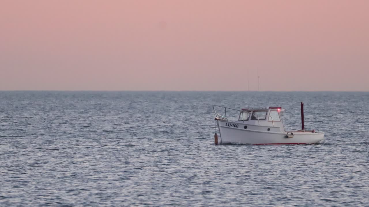 un barco a la deriva en un océano sereno
