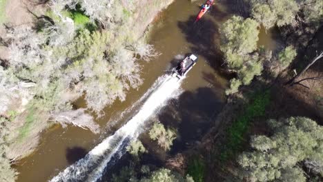 Luftaufnahme-über-Einem-Motorboot-Rennfahrer,-Der-Kajak-Konkurrenten-Beim-Avon-Descent-Boat-Race-In-Perth-Passiert