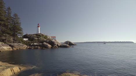 Weitwinkelaufnahme-Des-Leuchtturms-In-Vancouver-An-Einem-Sonnigen-Tag,-Zeitlupe