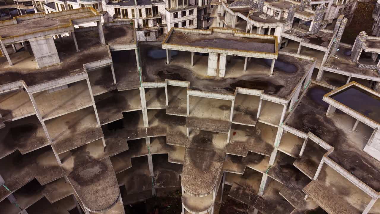 A exploração urbana revela a beleza assombrosa de um canteiro de obras abandonado no coração de uma cidade esquecida