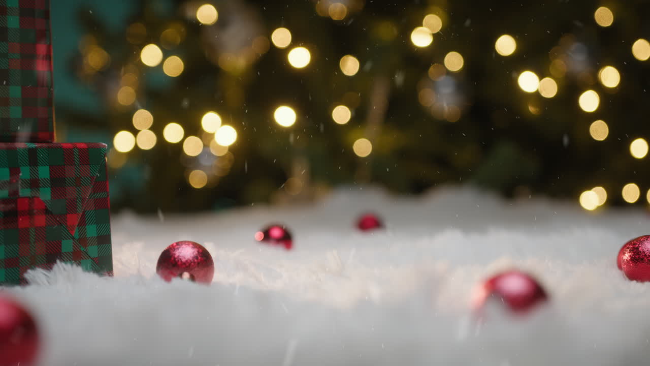 Plano de fundo de Natal com base de neve, bolas e árvores em frente à árvore