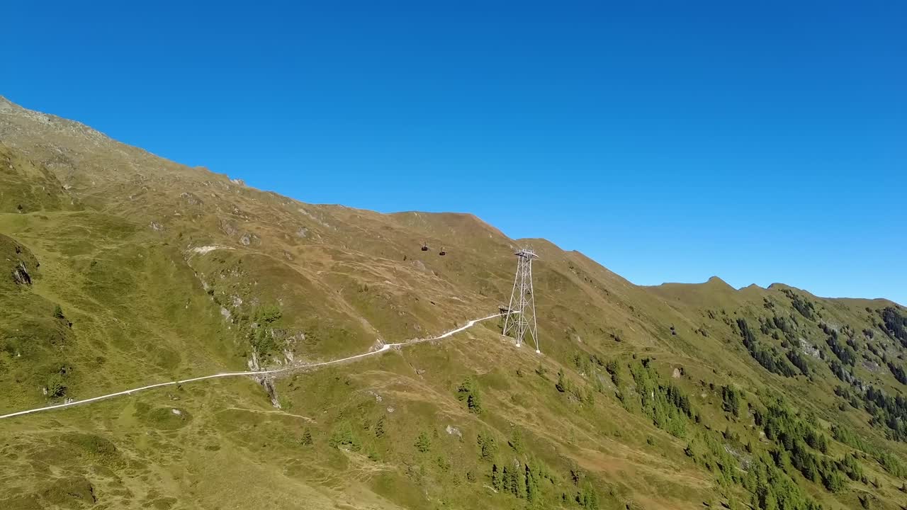 vista de montañas verdes y un cielo azul con un teleférico desde un teleférico, kitzsteinhorn kaprun en austria