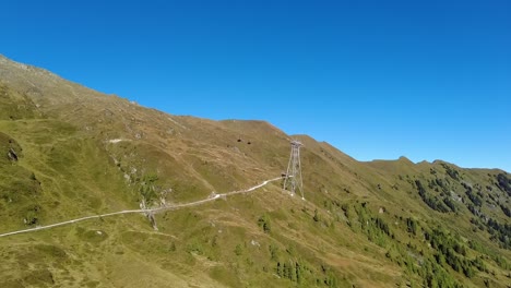 綠色山脈和藍色天空的景色與電缆車從電缆車,kitzsteinhorn kaprun在奧地利