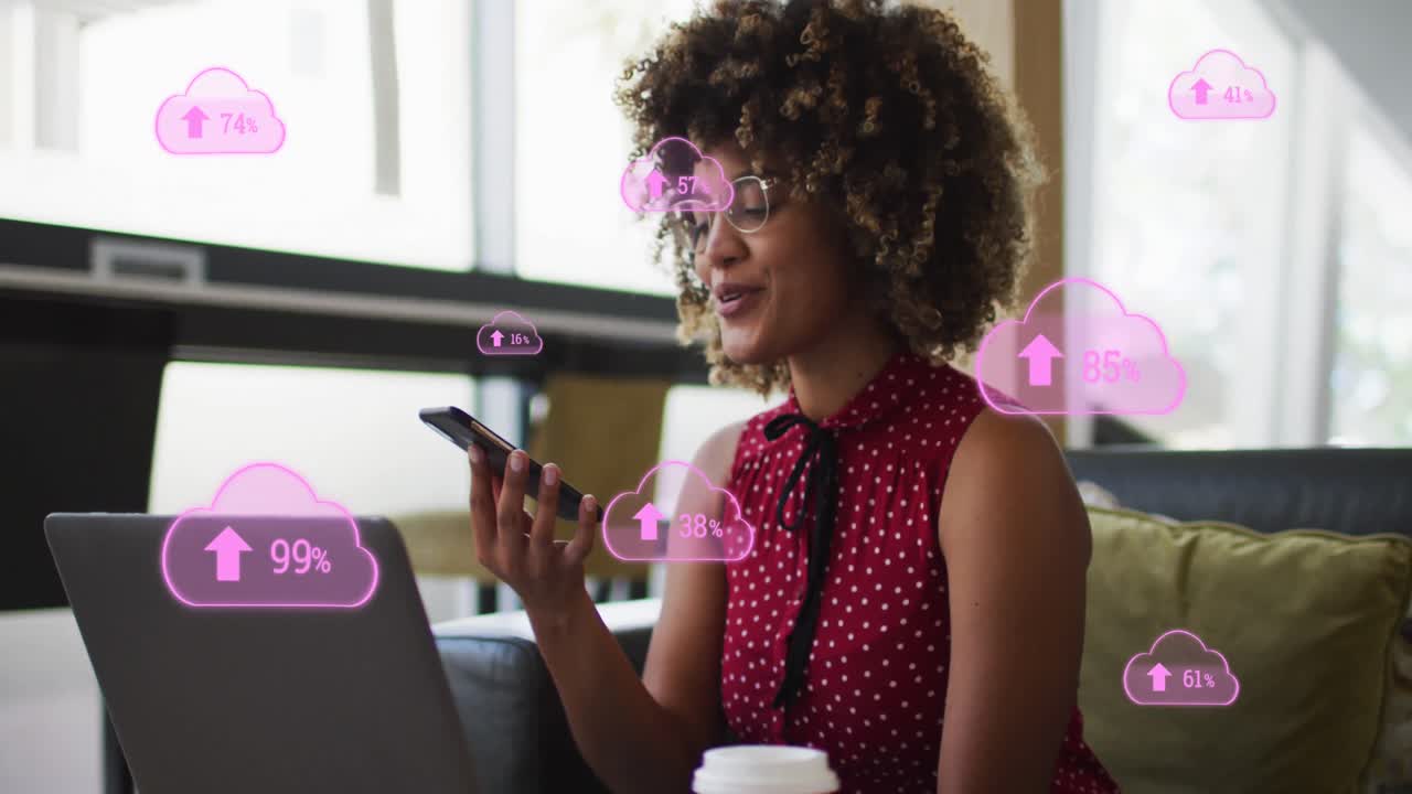animación de iconos de nubes sobre una mujer de negocios afroamericana que usa un teléfono inteligente